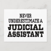 Onderschat nooit een Justitiële Assistent Briefkaart (Voorkant)