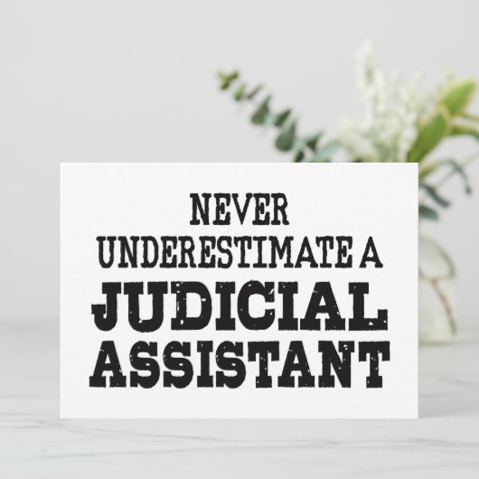 Onderschat nooit een Justitiële Assistent Kaart (Staand voorkant)