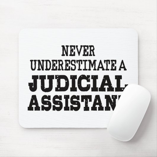 Onderschat nooit een Justitiële Assistent Muismat (Met muis)