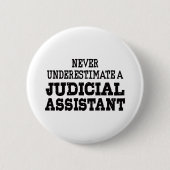 Onderschat nooit een Justitiële Assistent Ronde Button 5,7 Cm (Voorkant)
