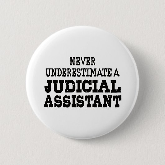 Onderschat nooit een Justitiële Assistent Ronde Button 5,7 Cm (Voorkant)