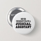 Onderschat nooit een Justitiële Assistent Ronde Button 5,7 Cm (Voorkant /achterkant)