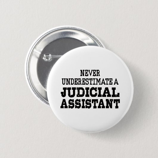 Onderschat nooit een Justitiële Assistent Ronde Button 5,7 Cm (Voorkant /achterkant)