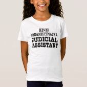 Onderschat nooit een Justitiële Assistent T-shirt (Voorkant)