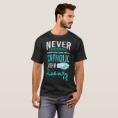 Onderschat nooit een katholiek met een Rosary Chri T-shirt (Voorkant volledig)