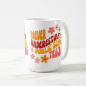 Onderschat nooit een leraar op een openbare school koffiemok (Voorkant rechts)