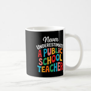 Onderschat Nooit Een Leraar Op Een Openbare School Koffiemok
