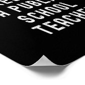 Onderschat Nooit Een Leraar Op Een Openbare School Poster (Hoek)