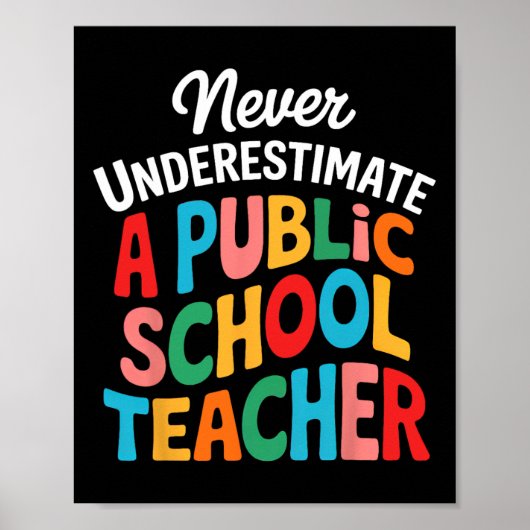 Onderschat Nooit Een Leraar Op Een Openbare School Poster (Voorkant)