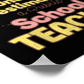 Onderschat Nooit Een Leraar Op Een Openbare School Poster (Hoek)