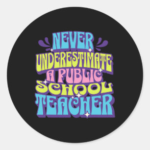 Onderschat Nooit Een Leraar Op Een Openbare School Ronde Sticker