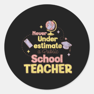 Onderschat Nooit Een Leraar Op Een Openbare School Ronde Sticker