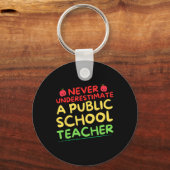 Onderschat nooit een leraar op een openbare school sleutelhanger (Voorkant)
