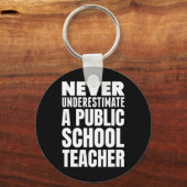 Onderschat nooit een leraar op een openbare school sleutelhanger (Voorkant)