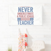 Onderschat nooit een leraar op een openbare school spandoek (Insitu)