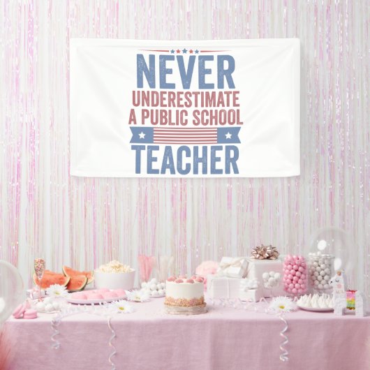 Onderschat nooit een leraar op een openbare school spandoek (Feest)