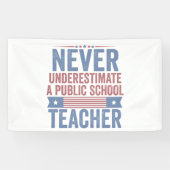 Onderschat nooit een leraar op een openbare school spandoek (Horizontaal)