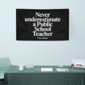 Onderschat nooit een leraar op een openbare school spandoek (Beurs)