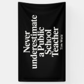 Onderschat nooit een leraar op een openbare school spandoek (Verticaal)
