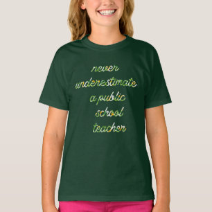Onderschat nooit een leraar op een openbare school t-shirt