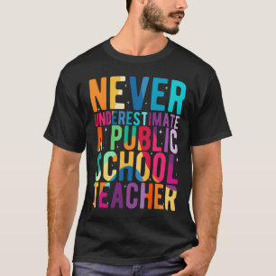 Onderschat nooit een leraar op een openbare school t-shirt