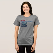 Onderschat nooit een leraar op een openbare school Tri-Blend shirt (Voorkant volledig)