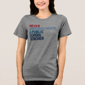 Onderschat nooit een leraar op een openbare school Tri-Blend shirt (Voorkant)