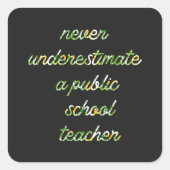 Onderschat nooit een leraar op een openbare school vierkante sticker (Voorkant)