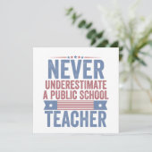 Onderschat nooit een leraar van de openbare school aankondiging (Staand voorkant)