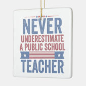 Onderschat nooit een leraar van de openbare school keramisch ornament (Links)