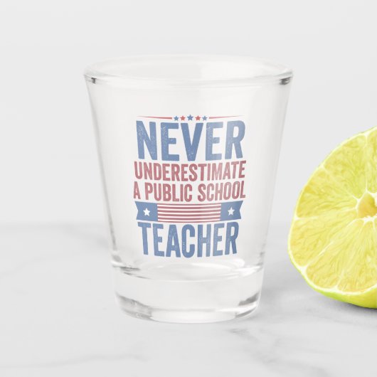 Onderschat nooit een leraar van de openbare school shot glas (Voorkant)