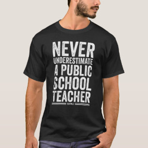 Onderschat nooit een leraar van een openbare schoo t-shirt