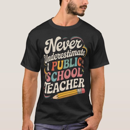Onderschat nooit een leraar van een openbare schoo t-shirt (Voorkant)