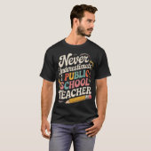 Onderschat nooit een leraar van een openbare schoo t-shirt (Voorkant volledig)