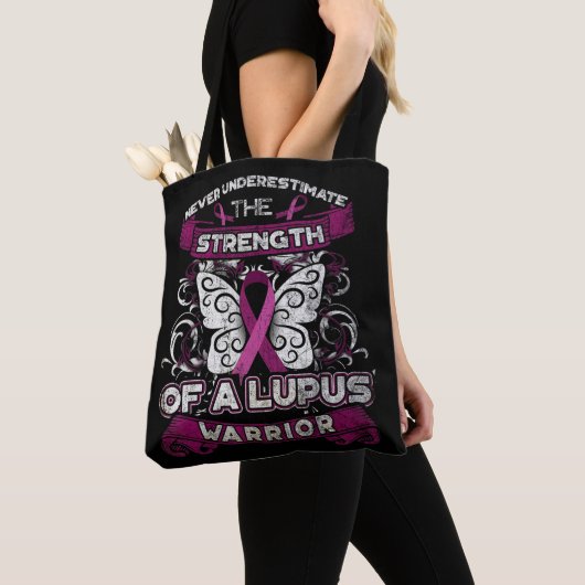 Onderschat nooit een Lupus Warrior U kunt een Tote Bag (Dichtbij)