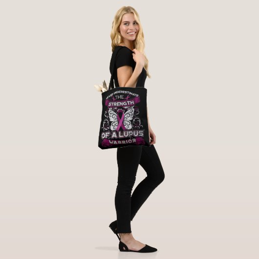 Onderschat nooit een Lupus Warrior U kunt een Tote Bag (Op model)