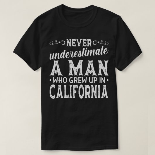 Onderschat nooit een Man dat opgroeide in Californ T-shirt (Design voorkant)