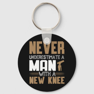 Onderschat nooit een Man met een nieuw knie-vervan Sleutelhanger