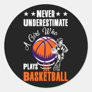 Onderschat nooit een meisje dat basketbal speelt ronde sticker