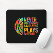 Onderschat Nooit Een Meisje Dat Basketbal Speelt W Muismat (Met muis)