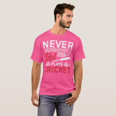Onderschat nooit een meisje dat cricket speelt t-shirt (Voorkant volledig)