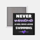 Onderschat nooit een meisje dat graag zwemt magneet (Voorkant / Achterkant)