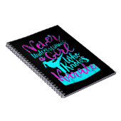 Onderschat nooit een meisje dat het Karate Quote k Notitieboek (Rechterzijde)