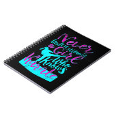 Onderschat nooit een meisje dat het Karate Quote k Notitieboek (Linkerzijde)