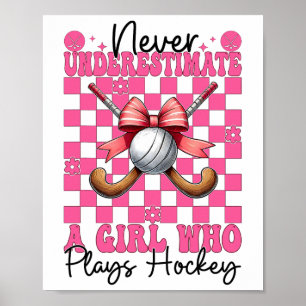Onderschat nooit een meisje dat hockey speelt Coqu Poster