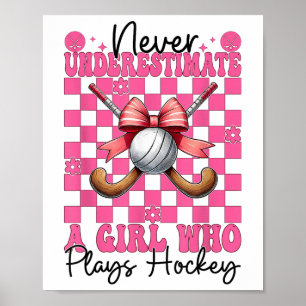Onderschat Nooit Een Meisje Dat Hockey Speelt Coqu Poster