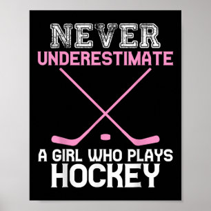Onderschat Nooit Een Meisje Dat Hockey Speelt Poster