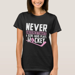 Onderschat nooit een meisje dat hockey speelt t-shirt