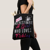 Onderschat nooit een meisje dat houdt van Fishe Vi Tote Bag (Dichtbij)