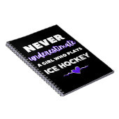 Onderschat nooit een meisje dat ijshockey speelt notitieboek (Rechterzijde)